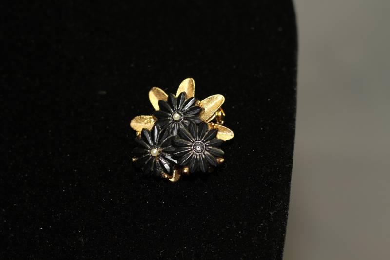 Schwarz & Gold Blumen Brosche von TheLoveFashion