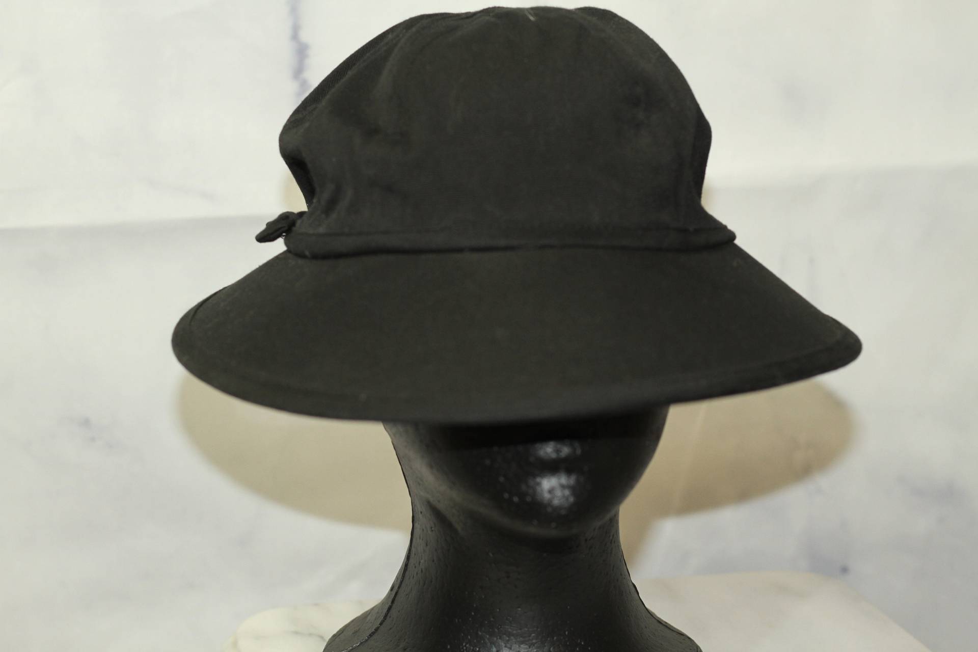 Schwarze Baumwoll Schiebermütze von TheLoveFashion