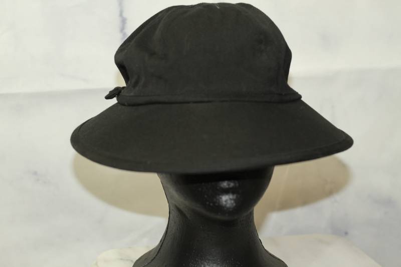 Schwarze Baumwoll Schiebermütze von TheLoveFashion