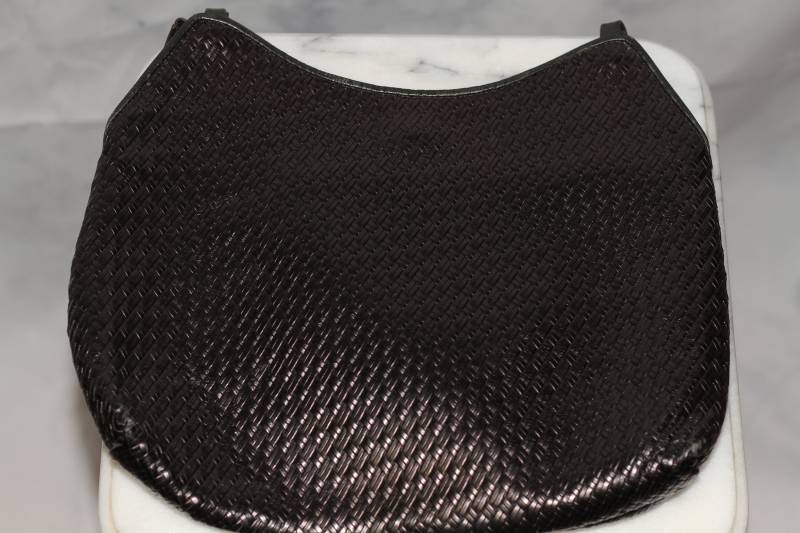 Schwarze Gewebte Lederhandtasche Mit Rotem Samtfutter Schwarze Gewebte Lederhandtasche Mit Rotem Samtfutter von TheLoveFashion