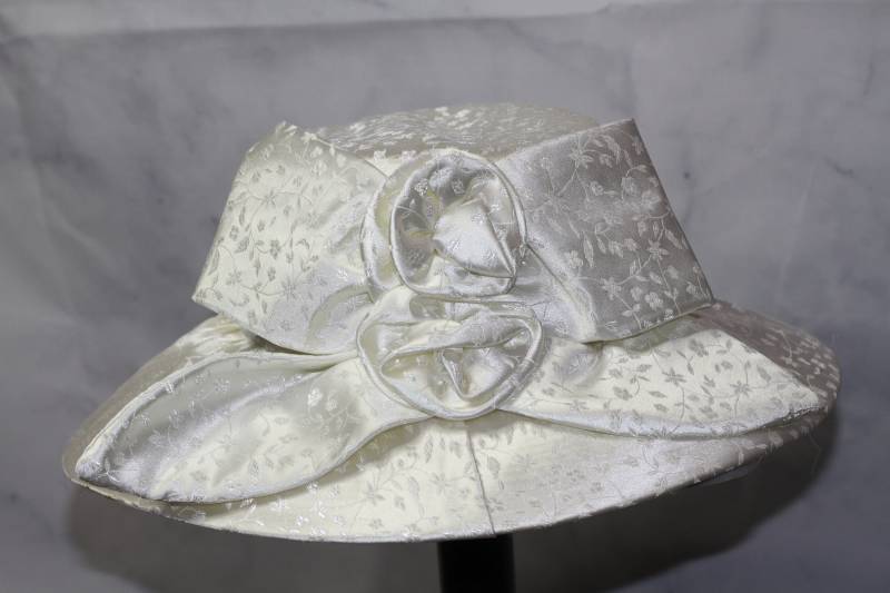 Terramina Weiße Blume Verkörpert Hut Mit Breiter Krempe | 8 Terramina Weiße Blume Verkörpert Hut Mit Breiter Krempe | 8 von TheLoveFashion