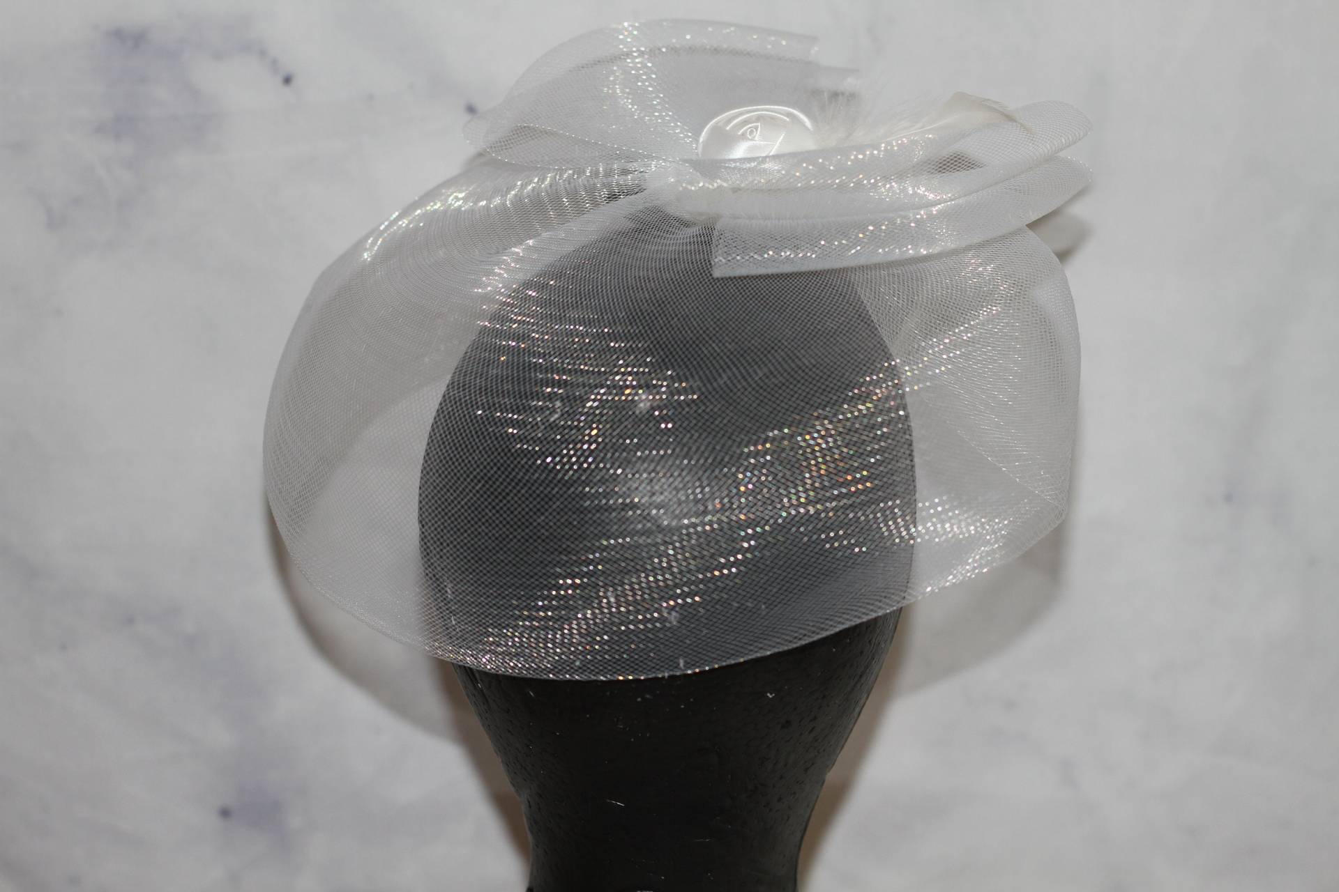 Weißer Cocktail Hut Mit Schleife von TheLoveFashion