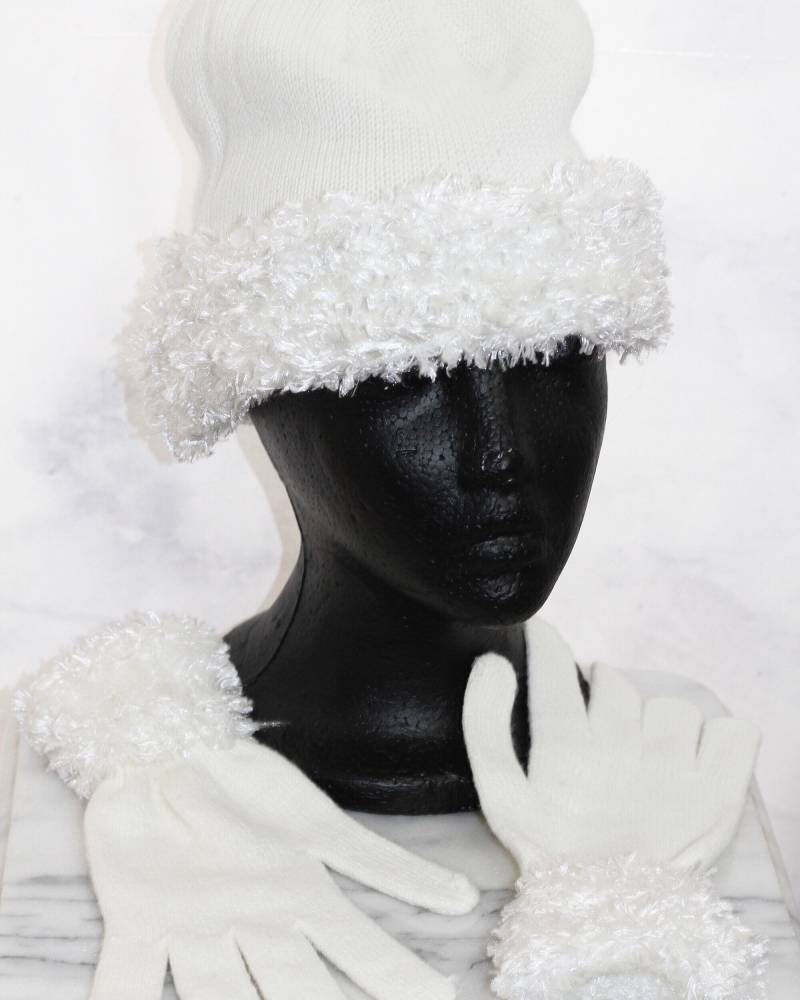 Winterweiße Handschuhe & Mütze Set von TheLoveFashion