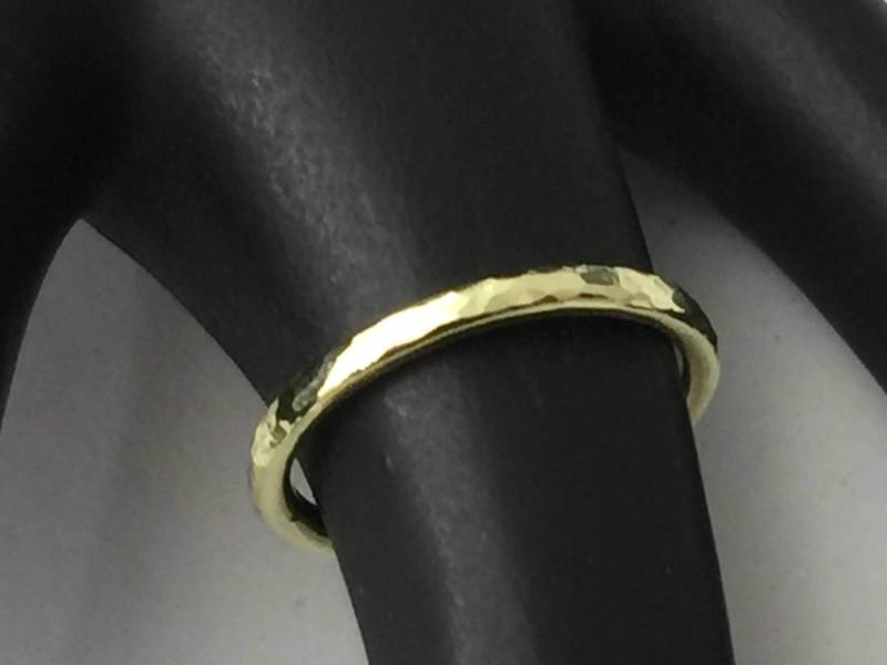 Gehämmertes Grüngoldring, 750Er Grüngold, Schlichtes Goldband, Dünnes Grüngold-Trauring von TheLoveKnotShop