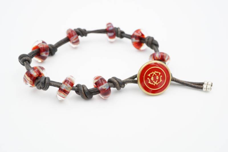 Das Lucky Charme - Art Glass | Lampwork Perlen Armband Rot Grau-Töne Distressed Leder Rot Akzent-Taste Das Lucky Charme - Art Glass | Lampwork Perlen Armband Rot Grau-Töne Distressed Leder Rot Akzent-Taste von TheLuckyCharmKC