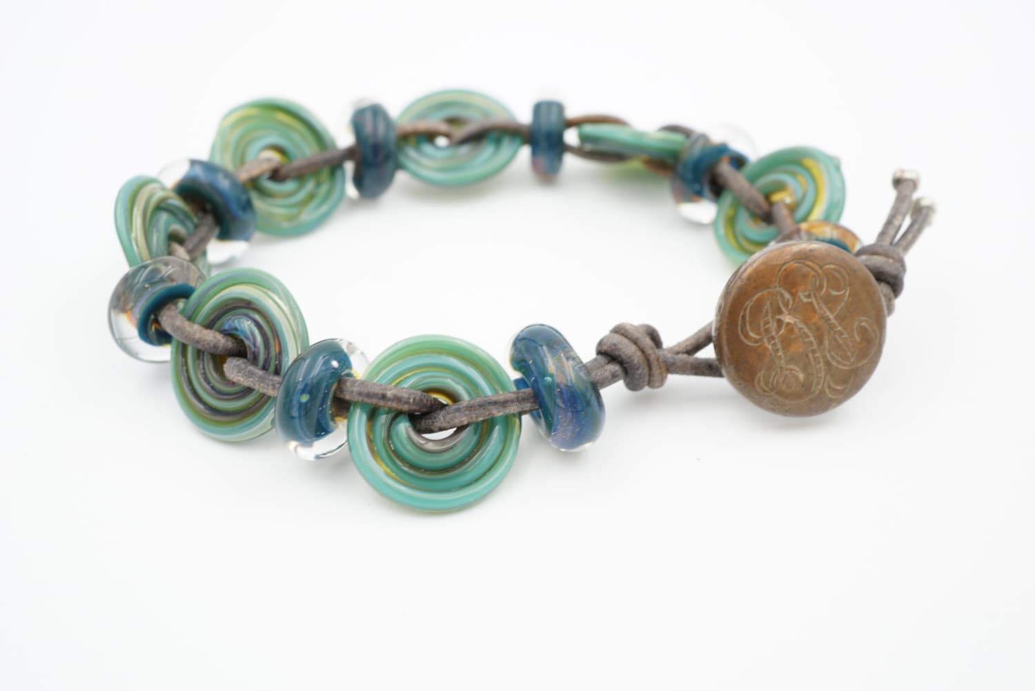 Die Lucky Charm - Art Glass | Lampwork Bead Armband Aqua/Blau-Töne Distressed Leder Vintage-Taste Die Lucky Charm - Art Glass | Lampwork Bead Armband Aqua/Blau-Töne Distressed Leder Vintage-Taste von TheLuckyCharmKC