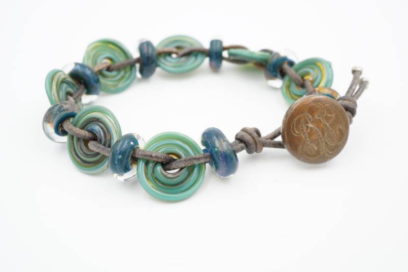 Die Lucky Charm - Art Glass | Lampwork Bead Armband Aqua/Blau-Töne Distressed Leder Vintage-Taste Die Lucky Charm - Art Glass | Lampwork Bead Armband Aqua/Blau-Töne Distressed Leder Vintage-Taste von TheLuckyCharmKC