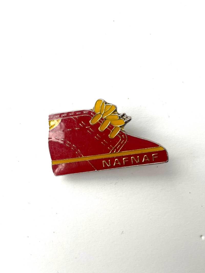 Vintage Naf Emaille Pin 90Er Jahre Turnschuh Vintage Naf Emaille Pin 90Er Jahre Turnschuh von TheLuckyFox