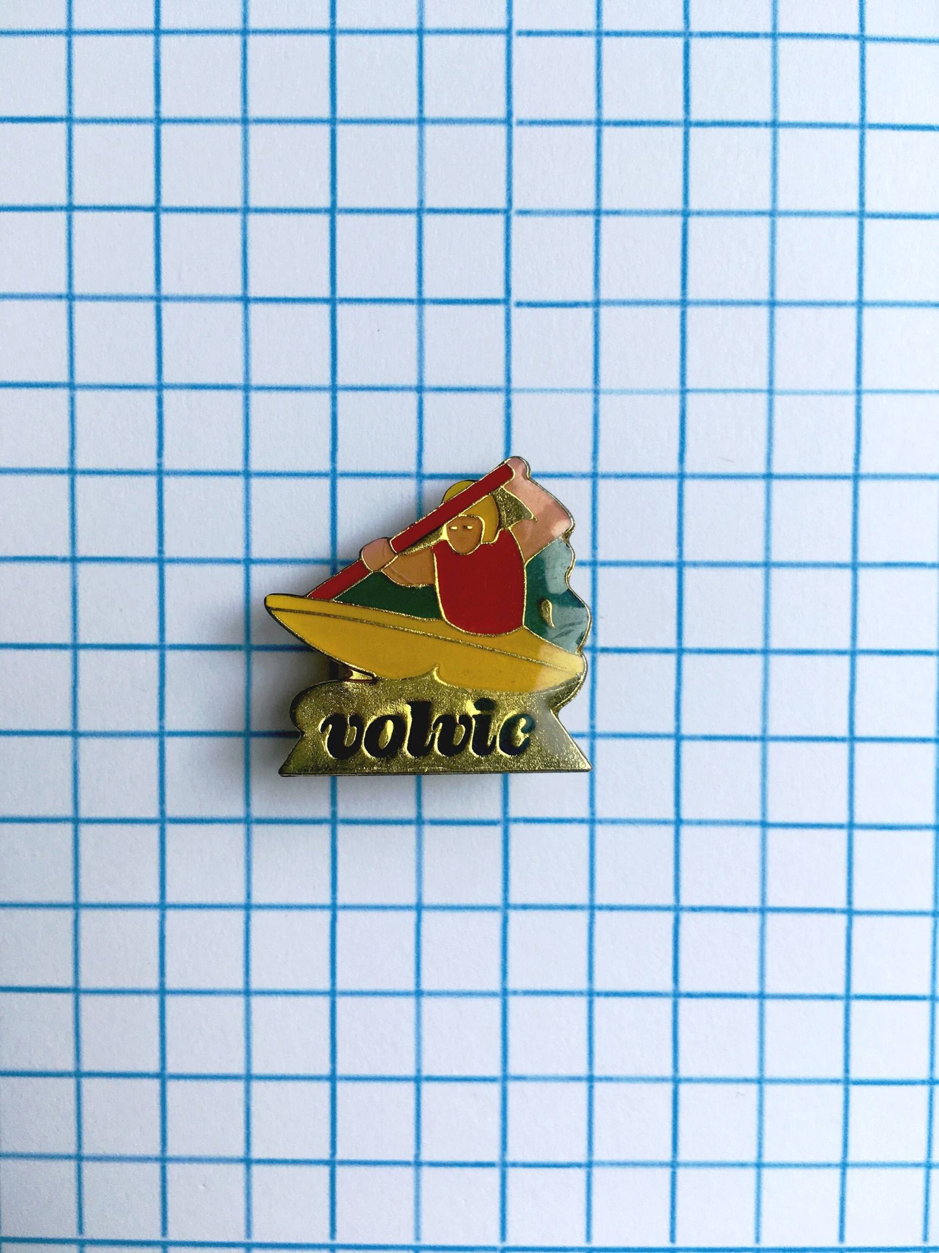 Vintage Enamel Pin Volvic Water Canoe Kajak Französisch Frankenfahrt Bergquelle Vintage Enamel Pin Volvic Water Canoe Kajak Französisch Frankenfahrt Bergquelle von TheLuckyFox