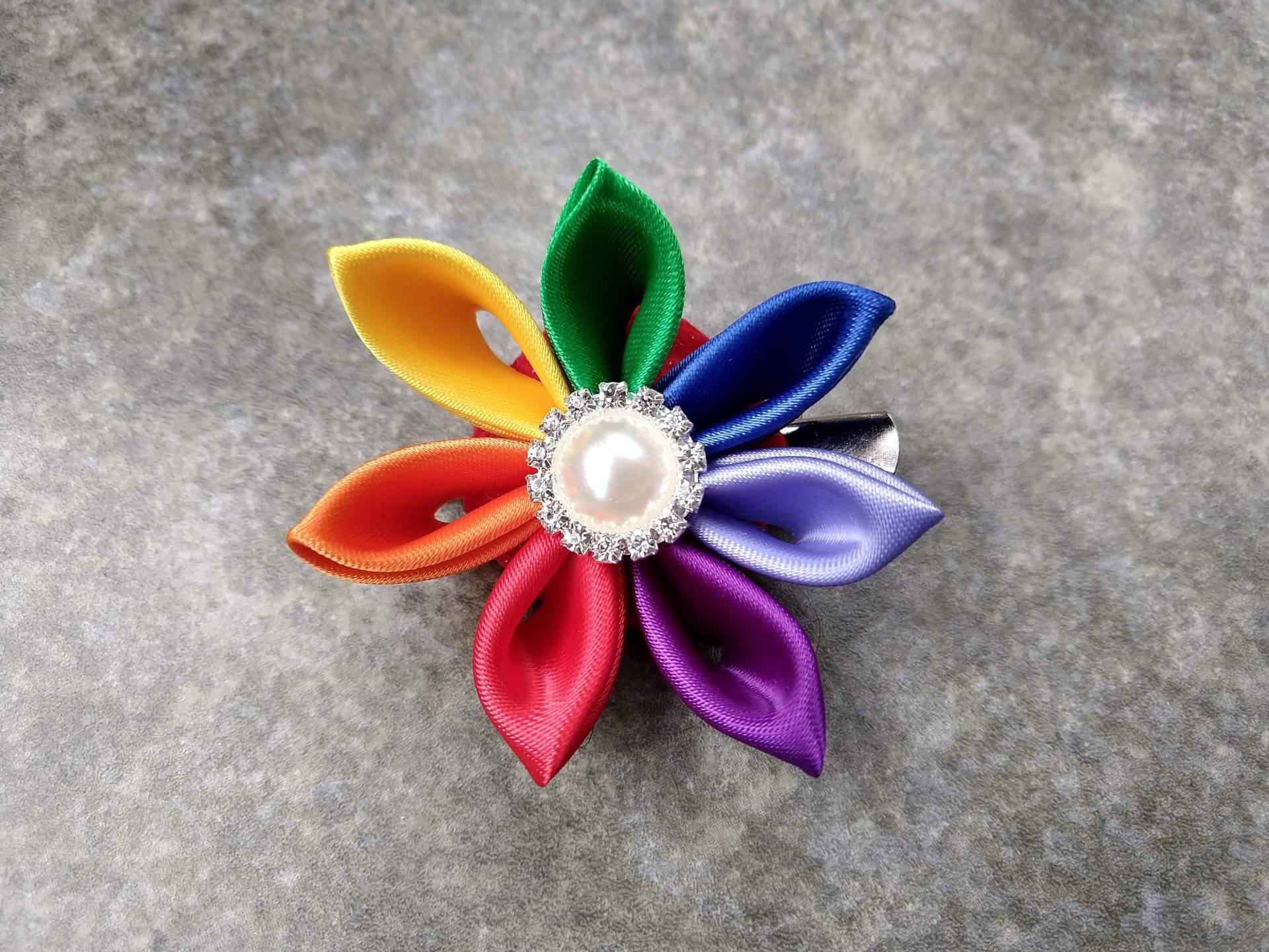 Kanzashi Regenbogen Satin Blume Mit Perle Und Strass Mitte Handgemachte Haarspange Kanzashi Regenbogen Satin Blume Mit Perle Und Strass Mitte Handgemachte Haarspange von TheLumpyDachshund