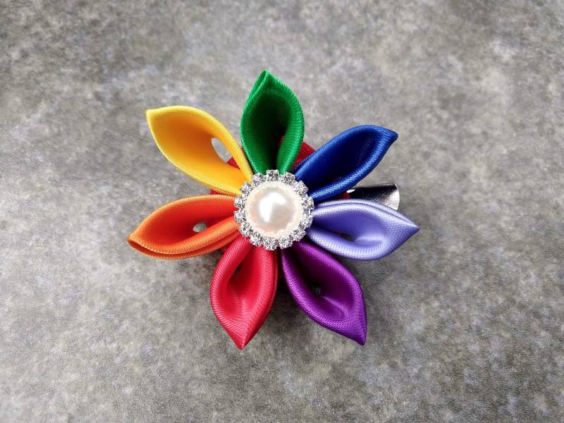Kanzashi Regenbogen Satin Blume Mit Perle Und Strass Mitte Handgemachte Haarspange Kanzashi Regenbogen Satin Blume Mit Perle Und Strass Mitte Handgemachte Haarspange von TheLumpyDachshund