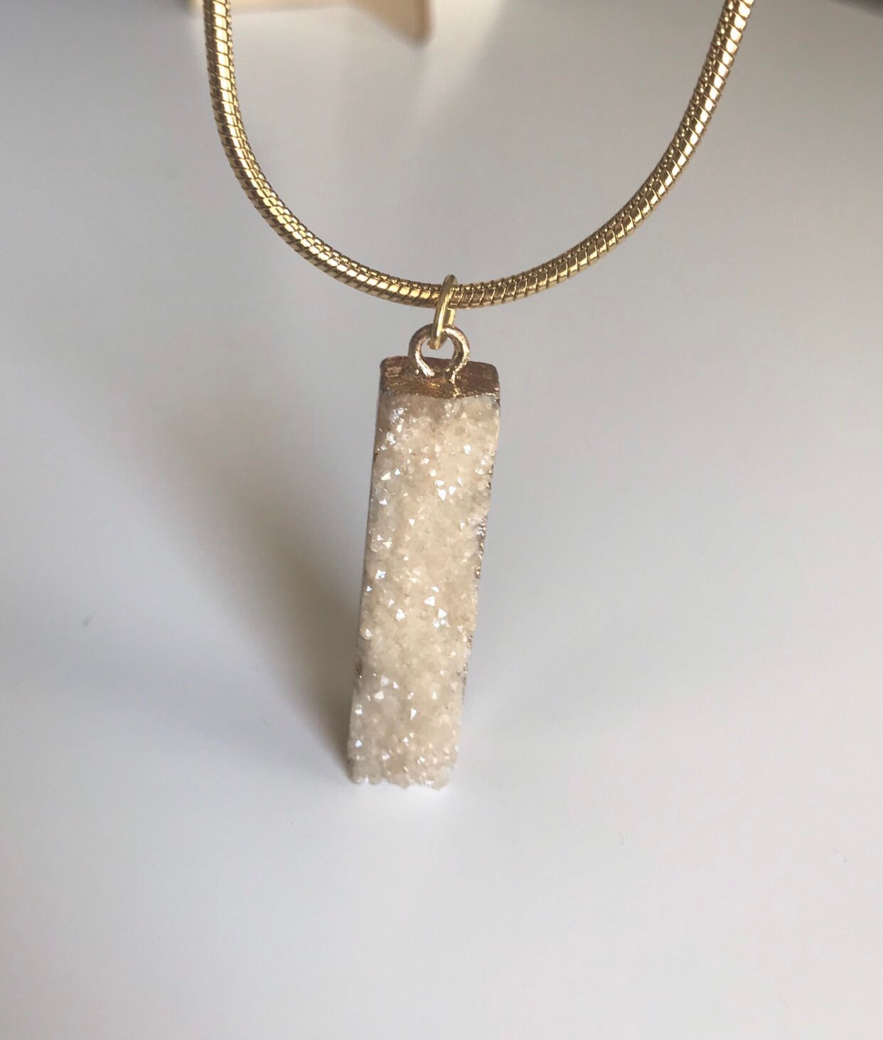 Sparkling Gold Druzy, Natürliche Kristall Halskette Geschenk Für Sie, Rechteck Druzy Quarz, Bar Vergoldet Mit Edelstahl Kette Sparkling Gold Druzy, Natürliche Kristall Halskette Geschenk Für Sie, Rechteck Druzy Quarz, Bar Vergoldet Mit Edelstahl Kette von TheLuxDesigns