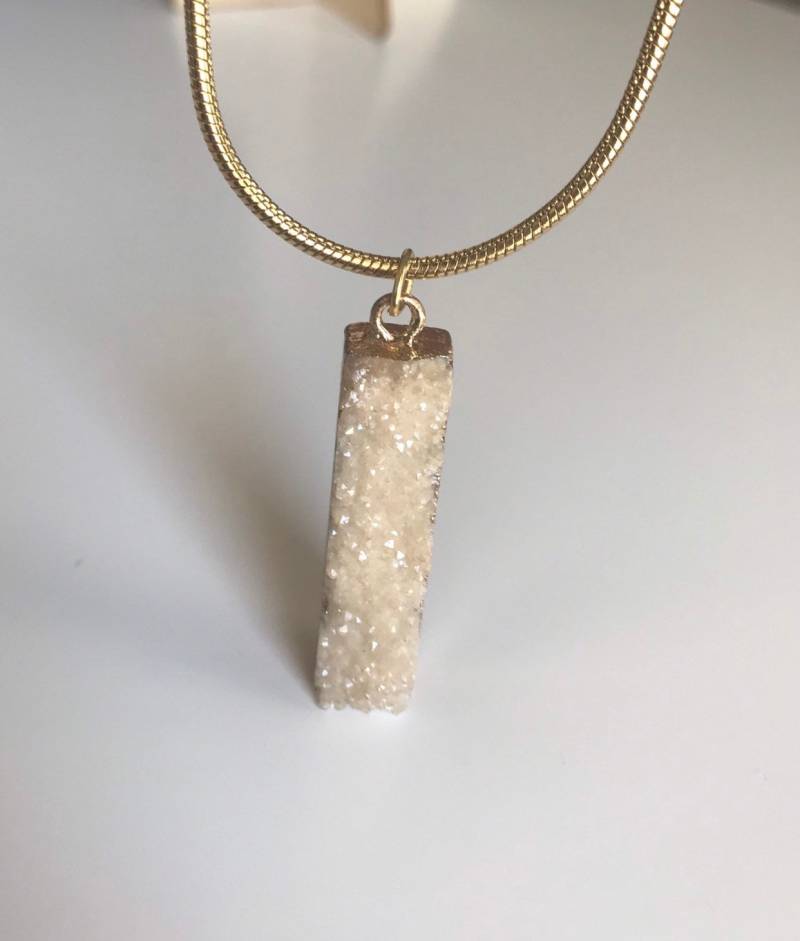 Sparkling Gold Druzy, Natürliche Kristall Halskette Geschenk Für Sie, Rechteck Druzy Quarz, Bar Vergoldet Mit Edelstahl Kette Sparkling Gold Druzy, Natürliche Kristall Halskette Geschenk Für Sie, Rechteck Druzy Quarz, Bar Vergoldet Mit Edelstahl Kette von TheLuxDesigns