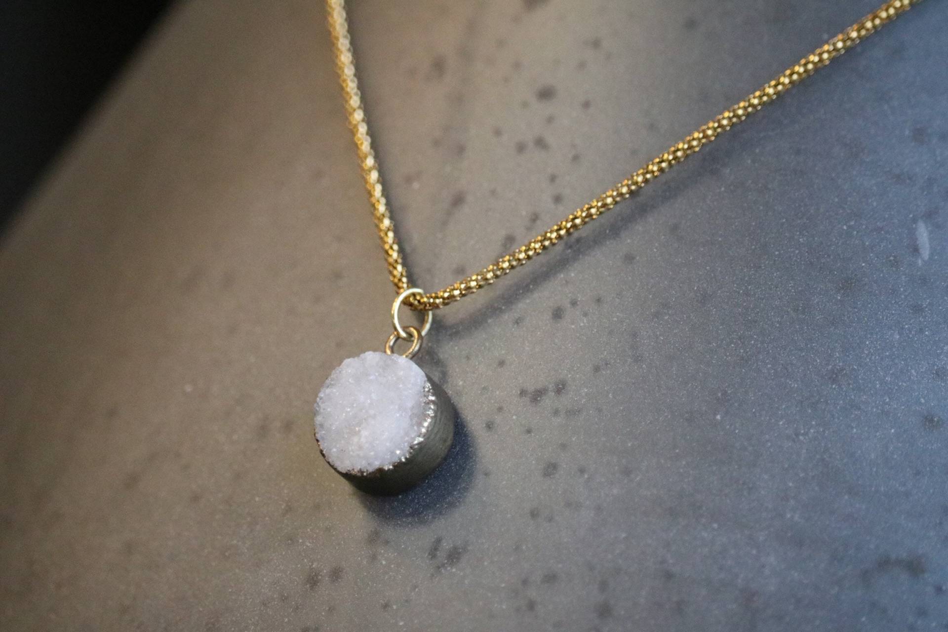 Zierliche Druzy Crystal Halskette, 14K Vergoldete Kette, Edelstein Weißer Quarz, Kleiner Kreis Druzy Anhänger, Drusy Kristall Zierliche Druzy Crystal Halskette, 14K Vergoldete Kette, Edelstein Weißer Quarz, Kleiner Kreis Druzy Anhänger, Drusy Kristall von TheLuxDesigns