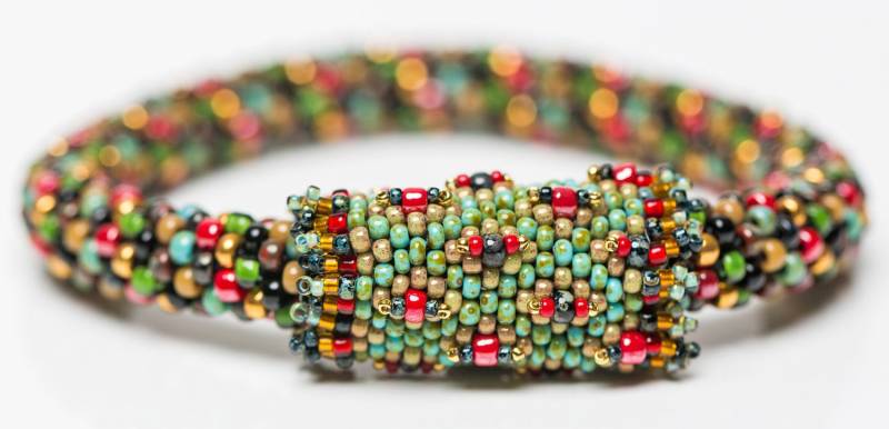 Armband Aus Rocailles Perlen Mit Roten, Grünen, Schwarzen Und Goldenen Farblich Abgestimmten Gewebten Band Armband Aus Rocailles Perlen Mit Roten, Grünen, Schwarzen Und Goldenen Farblich Abgestimmten Gewebten Band von TheLyLaLook