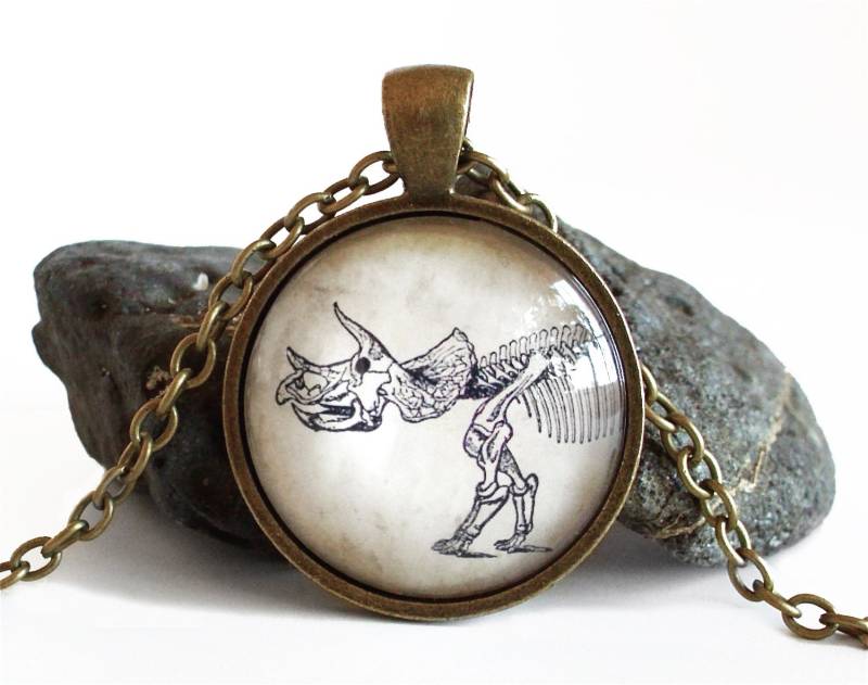 Dinosaurier Halskette - Triceratops Fossil Anhänger in Bronze Dino Schmuck von TheLysineContingency