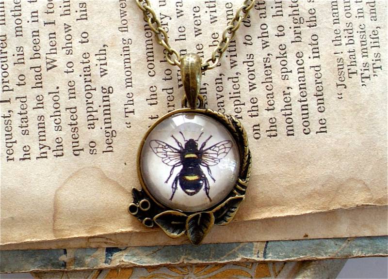 Honigbiene Halskette - Antiker Insekte Anhänger in Bronze Oder Silber Finish Hummel von TheLysineContingency
