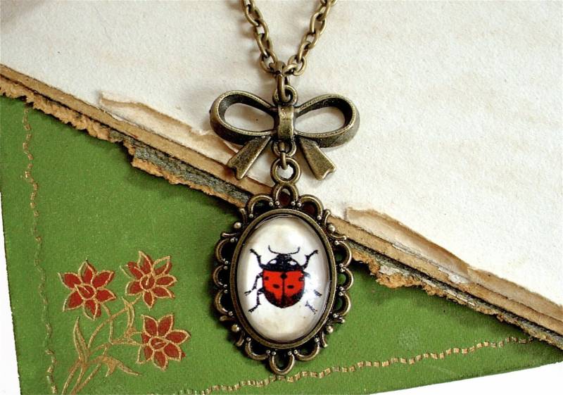 Marienkäfer Halskette in Bronze Oder Silber Finish - Antiker Insektendruck Anhänger Frühling Sommer Cottage Chic von TheLysineContingency