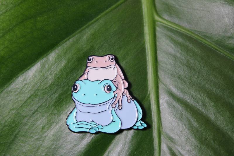 White Laubfrosch Dumpy Freundschaft Emaille Anstecknadel von TheMacrocosm