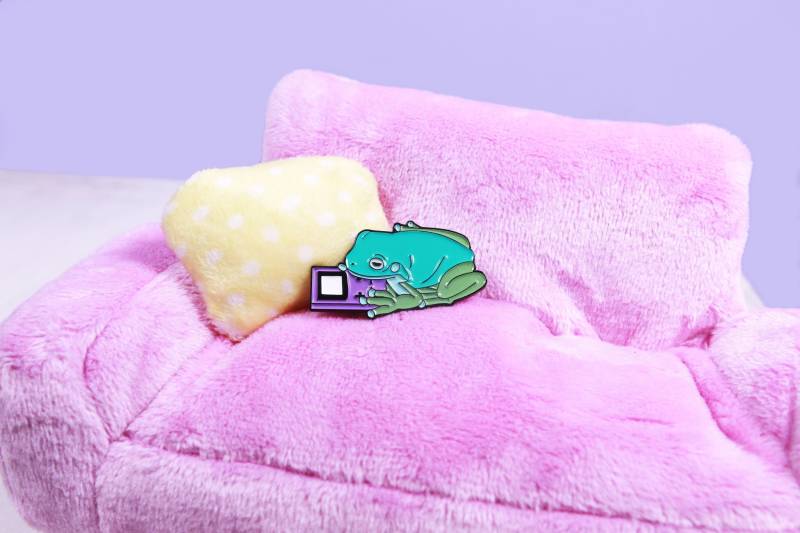 White "S Tree Frog Dumpy Laubfrosch Und Gameboy Soft Emaille Anstecknadel von TheMacrocosm