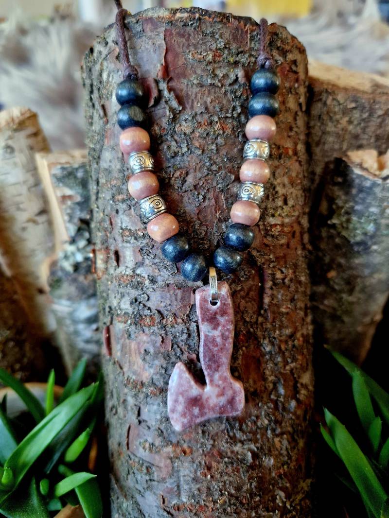 Axt Anhänger Erdbeere Calcit Dunkel von TheMagicRunenShop