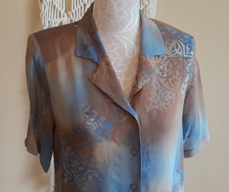 Vintage 80Er Blau Hellbraune Bluse, Abstrakt Print Kurzarm Kragen Halb Sheer Viskose Sommer Bluse Gr. De 40 Oder Us S von TheMagicThings