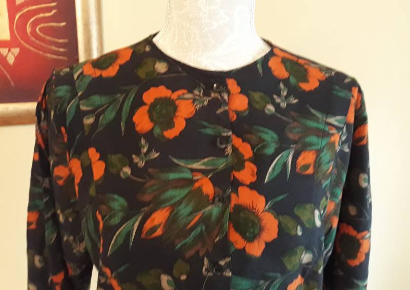 Vintage 80Er Genähte Crop Bluse, Schwarz Mit Buntem Blumen Print Gr. De 42 Oder Us M Bluse von TheMagicThings