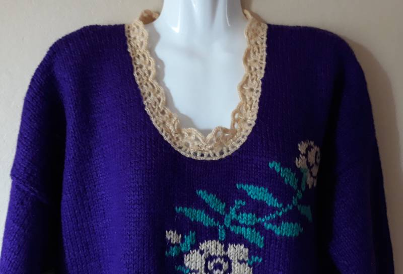 Vintage 80Er Handgestrickt Lila Gelb Ausschnitt Blumenmuster Winter Wolle Acryl Oversize Pullover von TheMagicThings