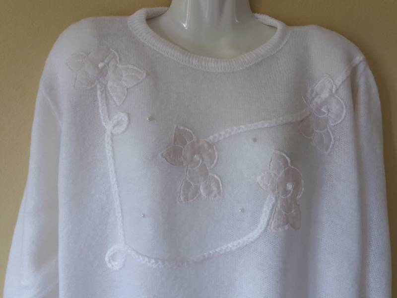 Vintage 80Er Weiß Bestickt Wie Satin Blumen Und Perlen Dekoration Gepolsterte Schultern Flauschig Größe Us L Pullover von TheMagicThings