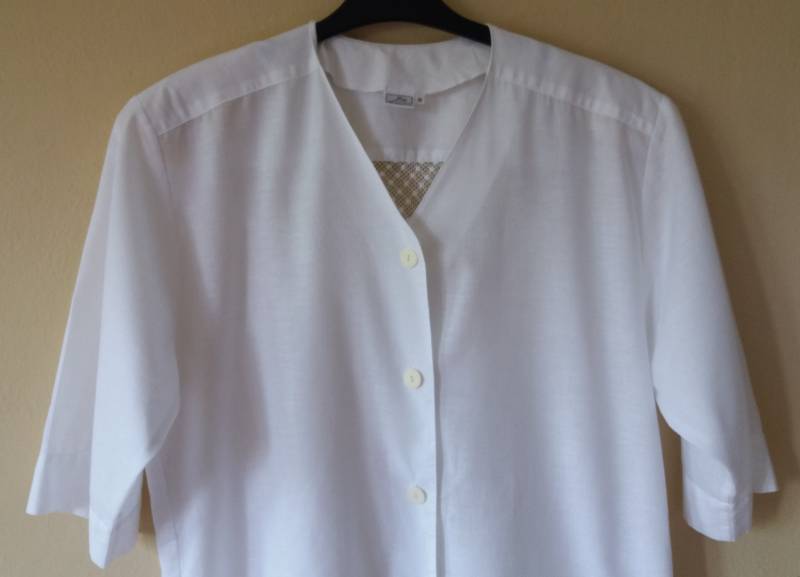 Vintage 80Er Weiße Bestickte Spitze Details Hinten Knöpfe Vorne V-Ausschnitt Gepolsterte Schulter Bluse Tunika Gr. Us L Sommerbluse von TheMagicThings