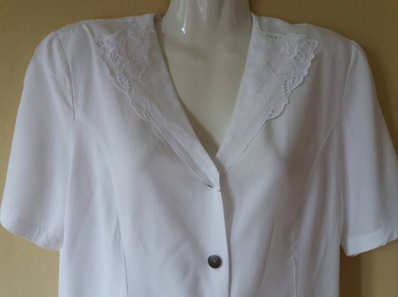 Vintage 80Er Weiße Gestickte Kragen Bluse, Kurze Ärmel Gepolsterte Schultern Dekorativ Wie Münzknöpfe Frontbluse, Viskose Größe Us M Bluse von TheMagicThings