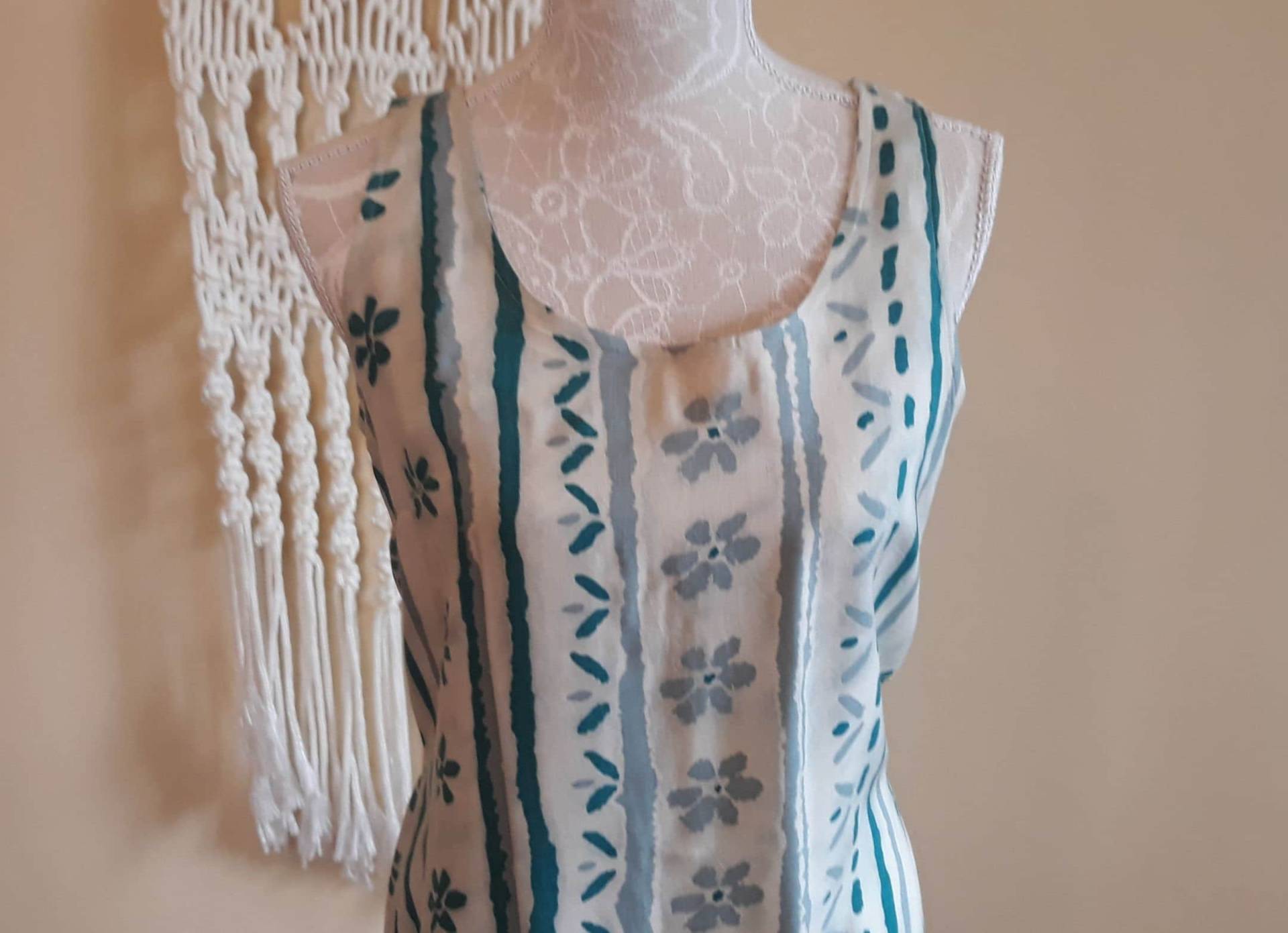 Vintage 90Er Ärmelloses Kleid, Creme Mit Grau Grün Blumen Streifen Print, Schleife Taille Von Hinten Größe Us S Sommerkleid von TheMagicThings