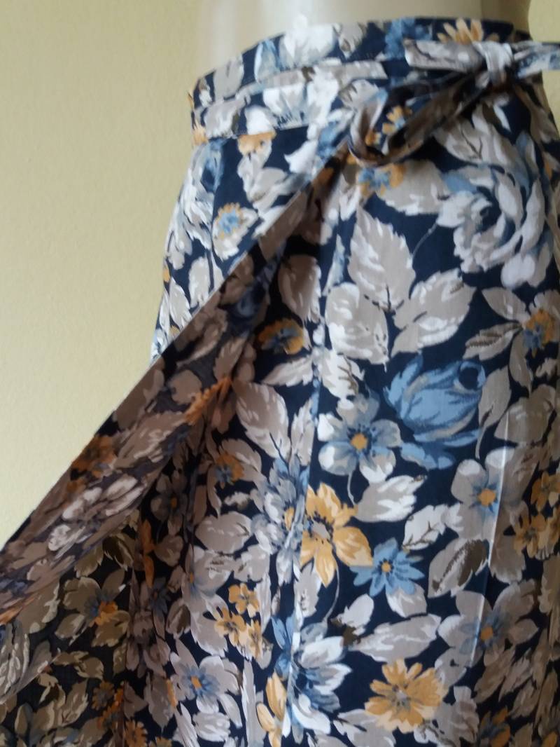 Vintage 90Er Genähter Wickelrock Midi-Länge Dunkelblau Mit Blumenmuster Rock, Taillenband Sommer Viskose Boho Größe Us S Rock von TheMagicThings