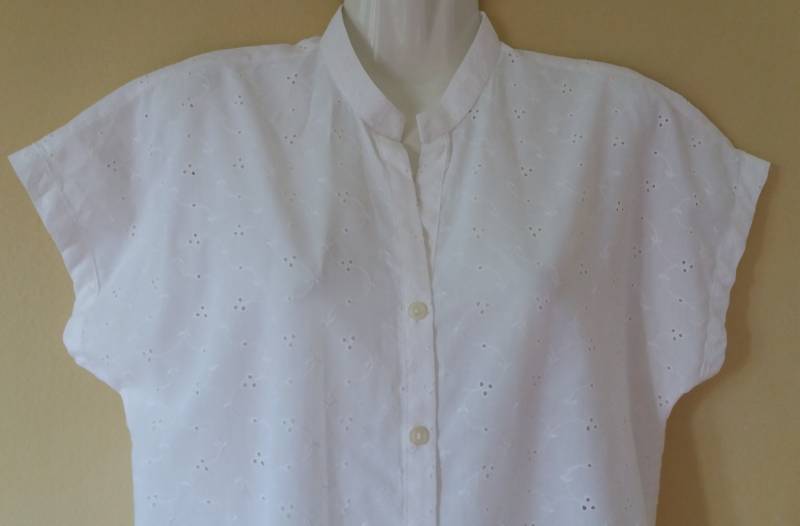 Vintage 90Er Weiß Bestickte Blumenmuster Kurzarm Knöpfe Vorne Sommer Baumwolle Gr. De 38 Oder Us S Bluse von TheMagicThings