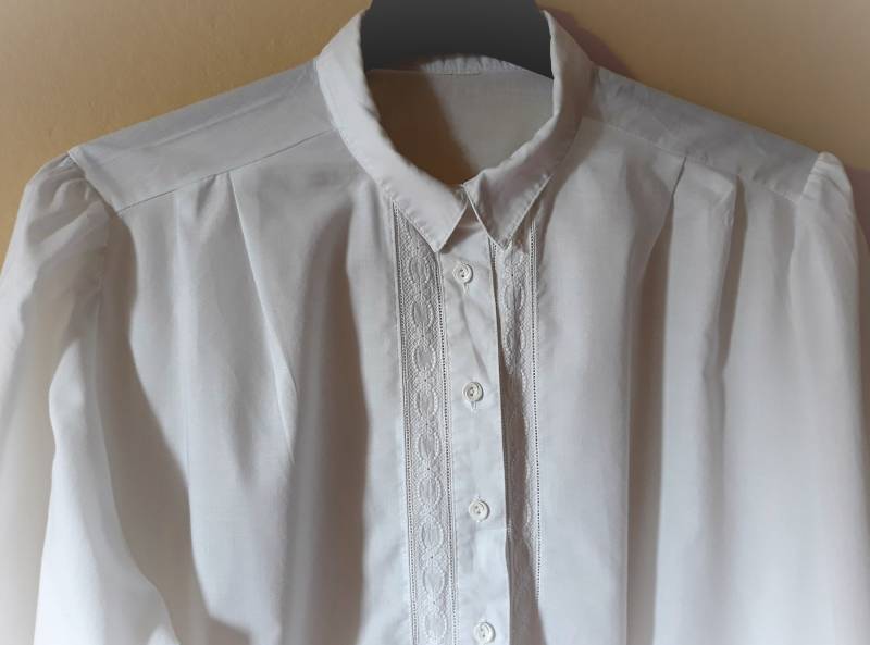 Vintage 90Er Weiße Bluse, Besticktes Blumenmuster, Kleiner Kragen Lang Puffy Fledermausärmel Gr. 38 Oder De 44 Bluse von TheMagicThings