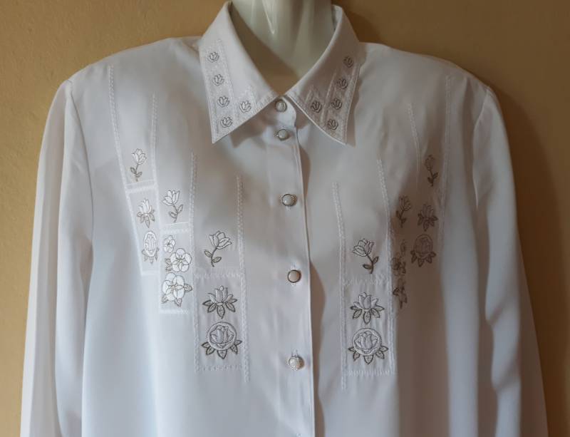 Vintage Weiß Bestickt Weiß Silber Blumenmuster Langarm Verzierte Knöpfe Kragen Frau Gr. De 44 Shirt von TheMagicThings