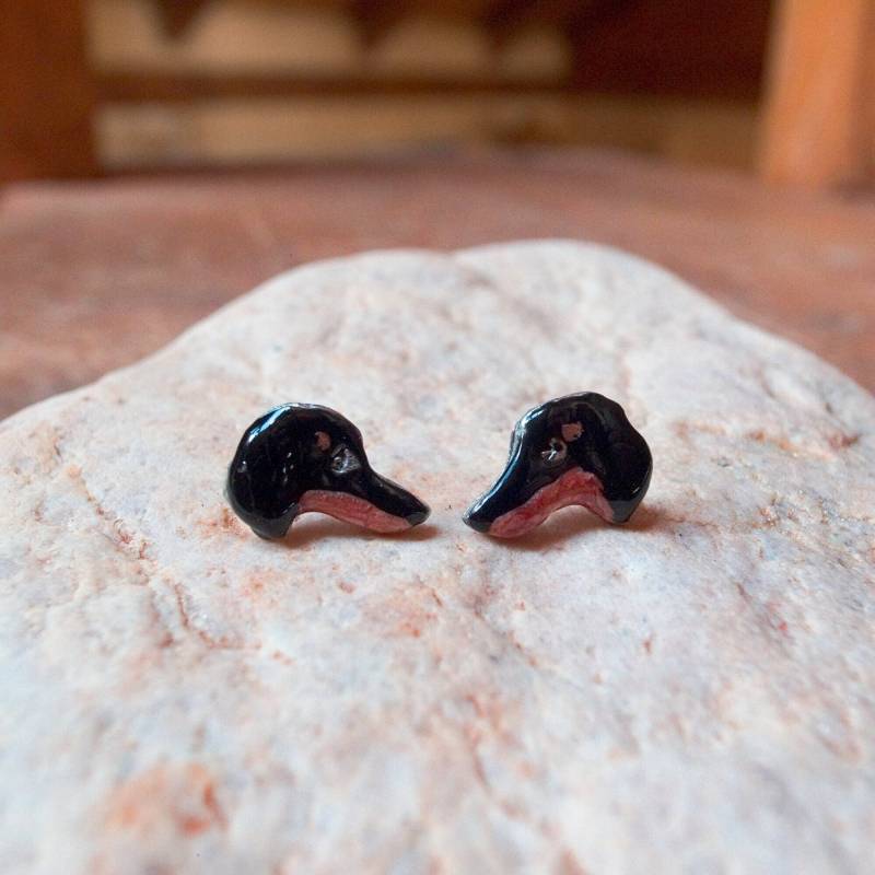 Emaille Dackel Ohrstecker Schwarz Und Hellbraun von TheMagicZoo