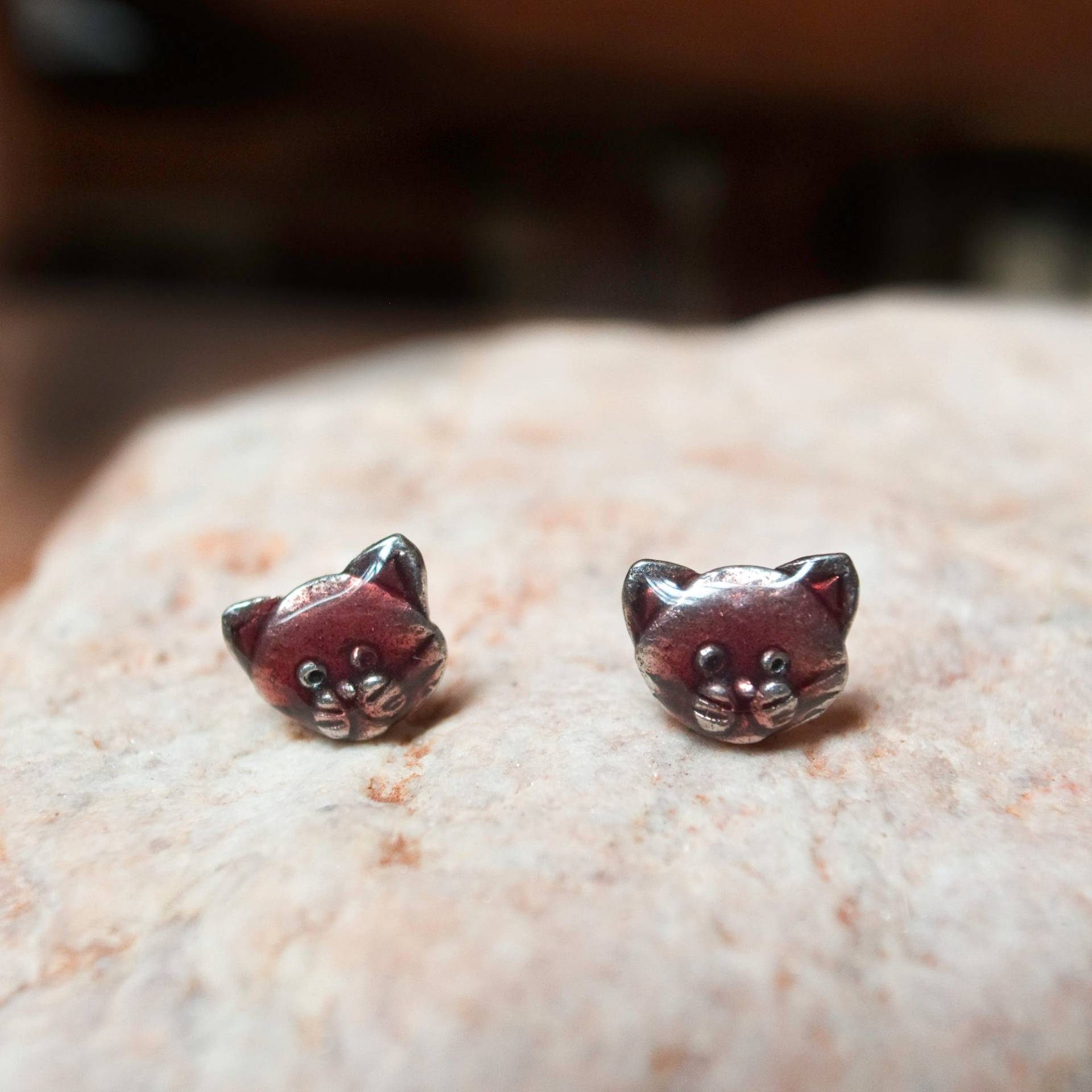 Emaille Havanna Braun Katzen Ohrstecker von TheMagicZoo