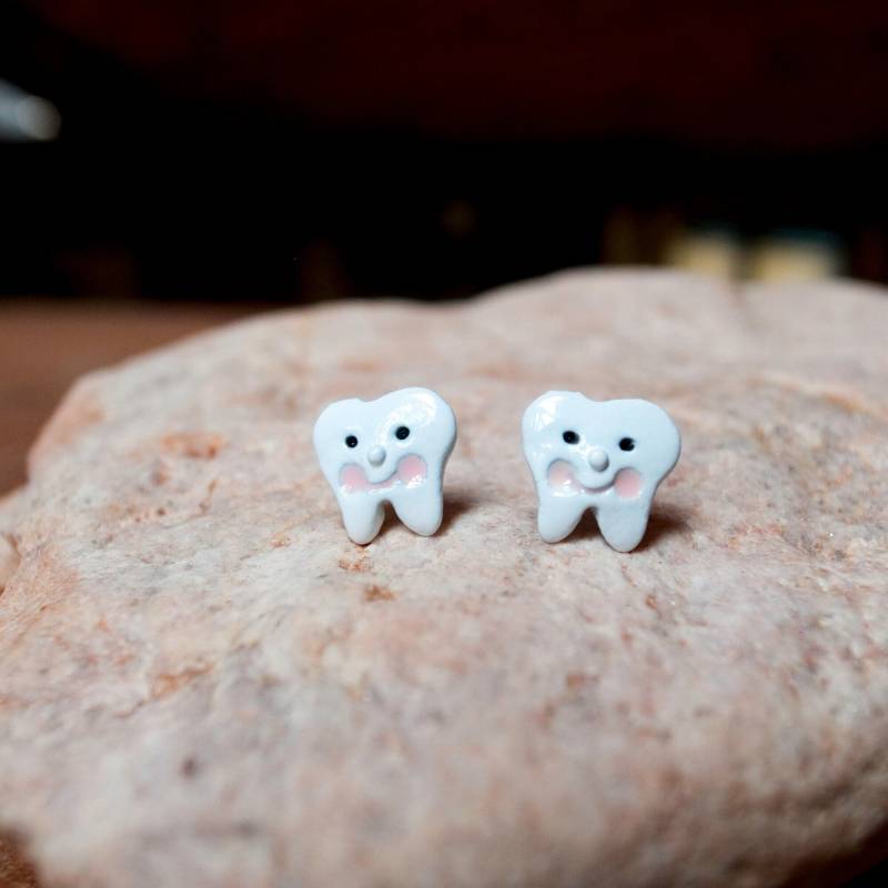 Emaille Lächelnder Zahn Ohrstecker von TheMagicZoo