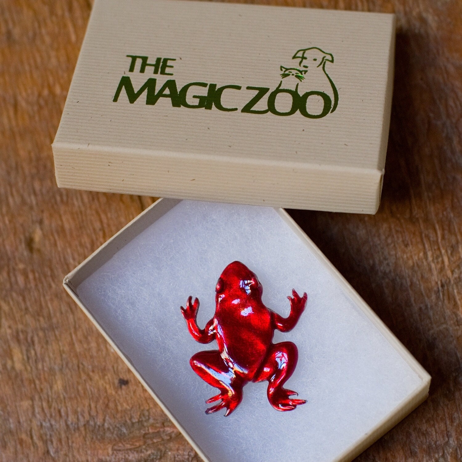 Emaille Pin Roter Frosch von TheMagicZoo