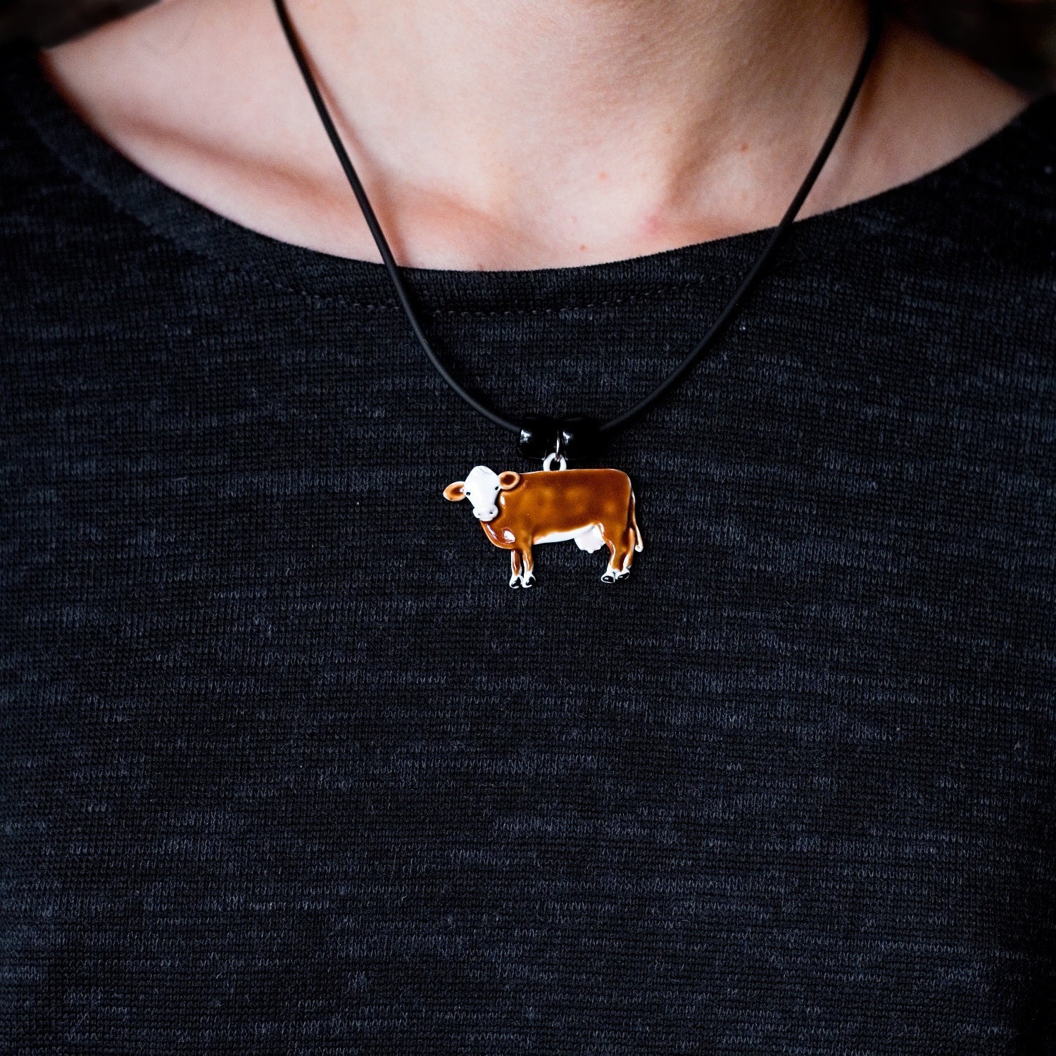 Emaille Rot-Weiße Kuh Halskette von TheMagicZoo