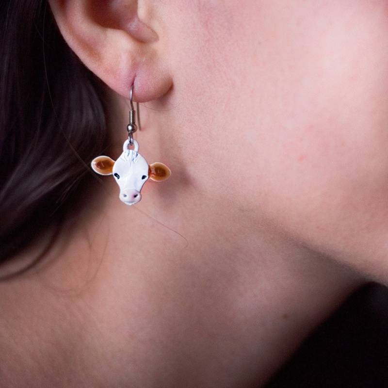 Emaille Rot-Weiße Kuh Ohrringe von TheMagicZoo