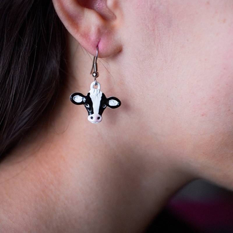 Emaille-Schwarz-Weiß-Kuh-Ohrringe von TheMagicZoo
