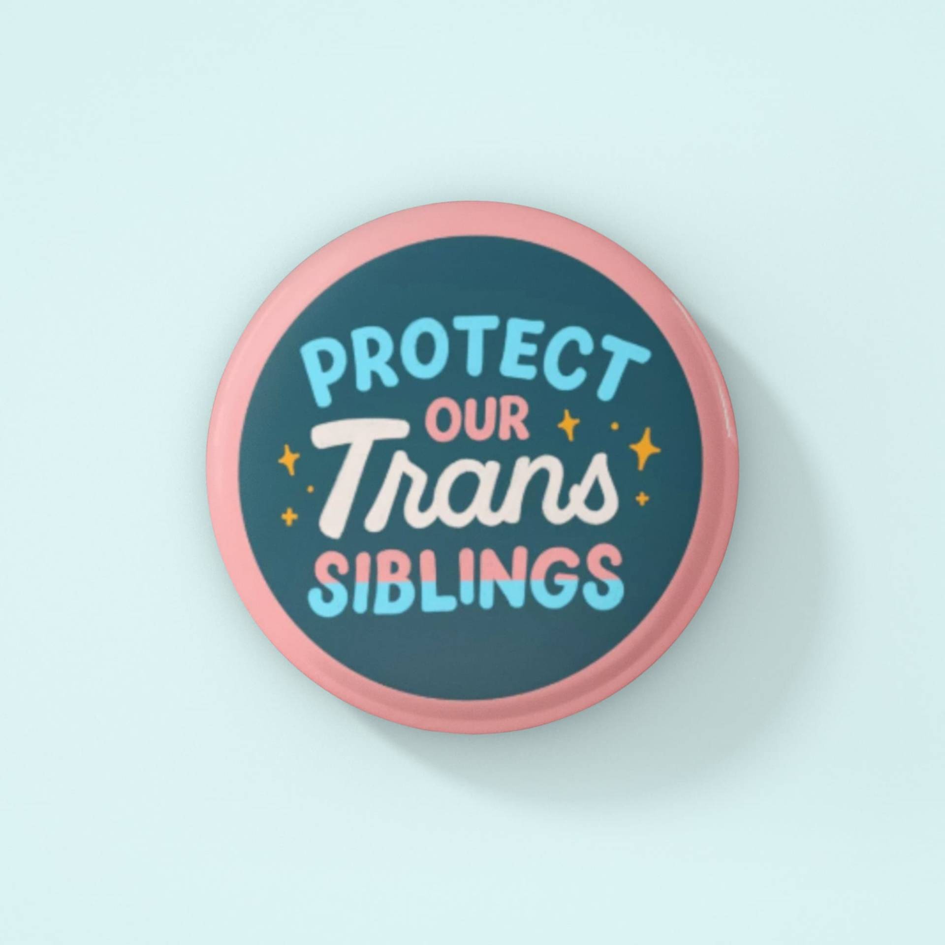 Transgender Rechte Pinback Button Schützen Sie Unsere Trans-Geschwister Lgbtq Pride Badge Unterstützung Trans Jugend Month Geschenke Transgender Rechte Pinback Button Schützen Sie Unsere Trans-Geschwister Lgbtq Pride Badge Unterstützung Trans Jugend Month Geschenke von TheMagpieRepository