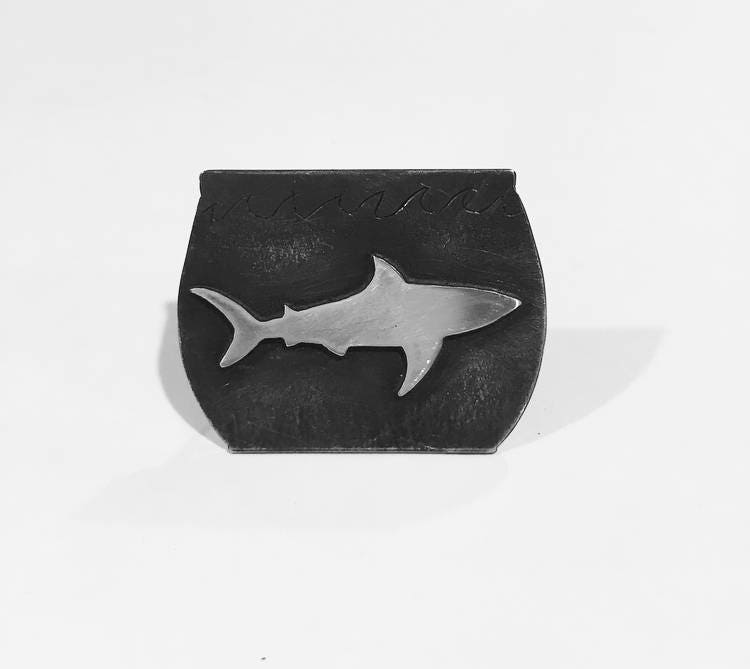 Handgefertigte Sterlingsilber Hai in Einem Goldfischglas Nadel Oder Brosche Handgefertigte Sterlingsilber Hai in Einem Goldfischglas Nadel Oder Brosche von TheMalcolmist