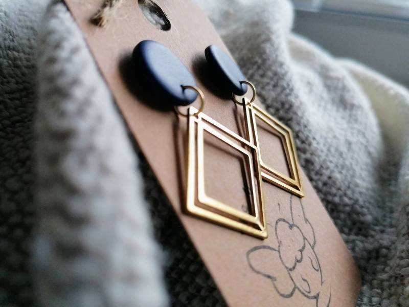 Dunkelblaue Ohrringe 18K Vergoldete Stecker Mit Messingelement von TheManabee