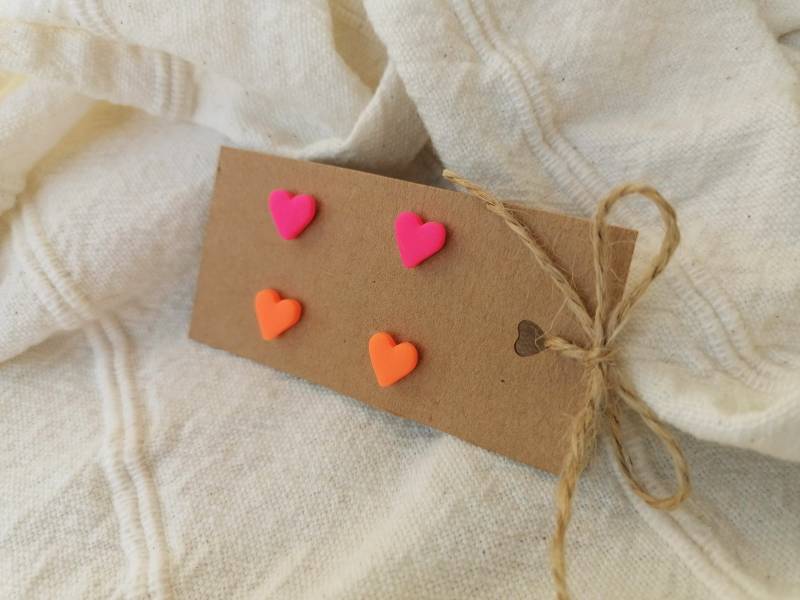 Herzchen Ohrstecker in Neon Pink Und Orange Aus Polymer Clay Mit 18K Vergoldeten Steckern von TheManabee