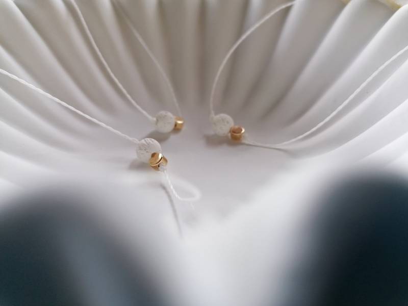 Kette Mit Weißem Lavastein Und Goldperle von TheManabee