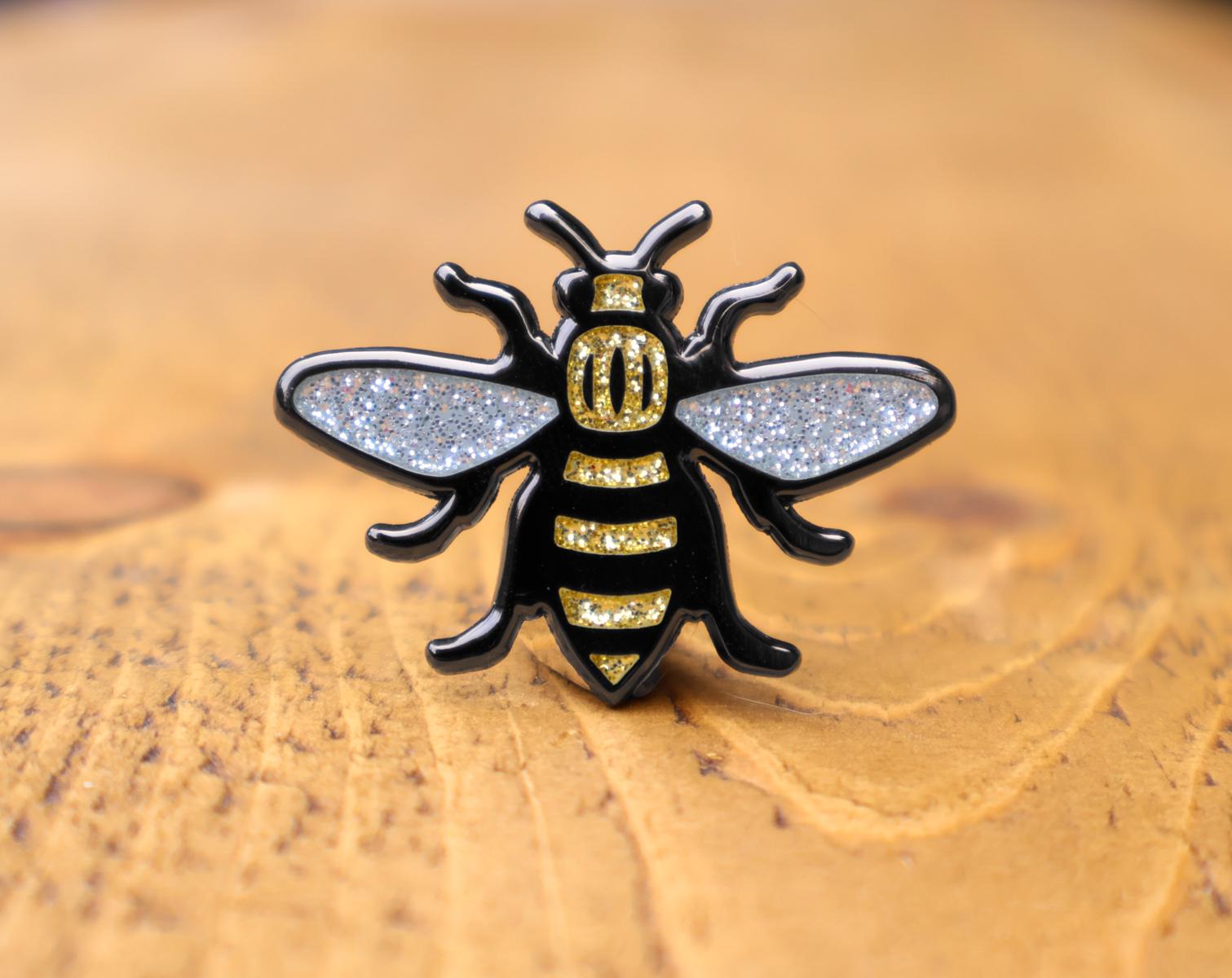 Gold Glitter Manchester Bee Anstecker - Emaille Nickelfreie Metall Brosche Made in Uk Worker Mancunian Gold Glitter Manchester Bee Anstecker - Emaille Nickelfreie Metall Brosche Made in Uk Worker Mancunian von TheManchesterShop