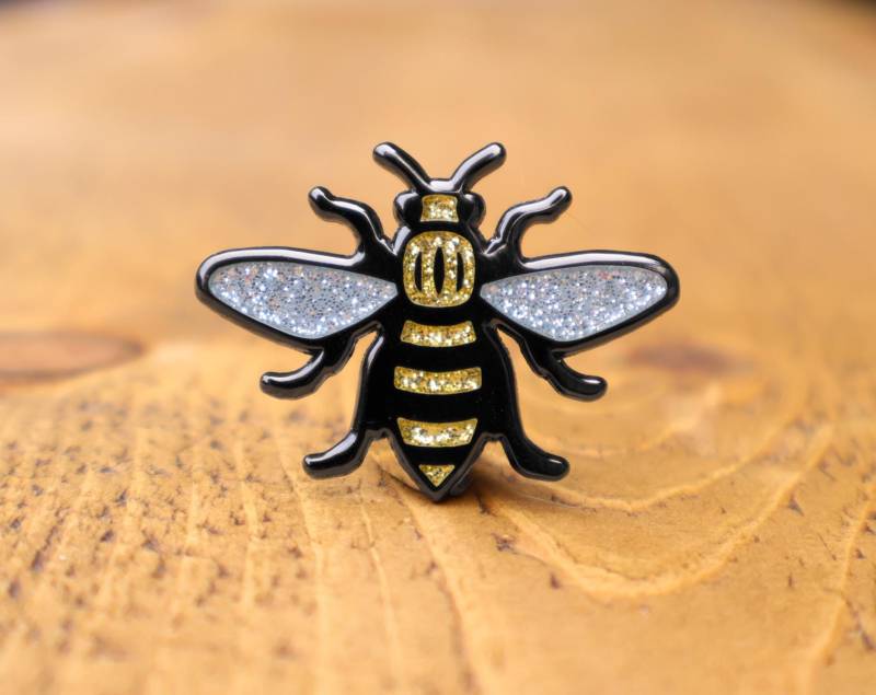 Gold Glitter Manchester Bee Anstecker - Emaille Nickelfreie Metall Brosche Made in Uk Worker Mancunian Gold Glitter Manchester Bee Anstecker - Emaille Nickelfreie Metall Brosche Made in Uk Worker Mancunian von TheManchesterShop